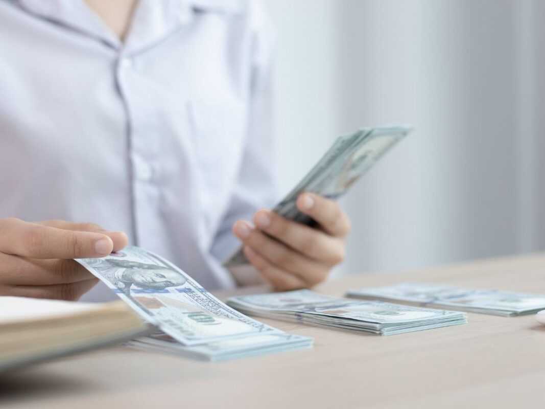 Asgari ücret, bütün işçilere yasal olarak ödenmesi gereken en düşük ücrettir.