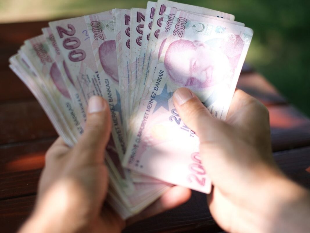 2024 yılında kapıcı maaşları en düşük 17.400 TL iken, en yüksek 18.800 TL'ye kadar çıkabilmektedir.