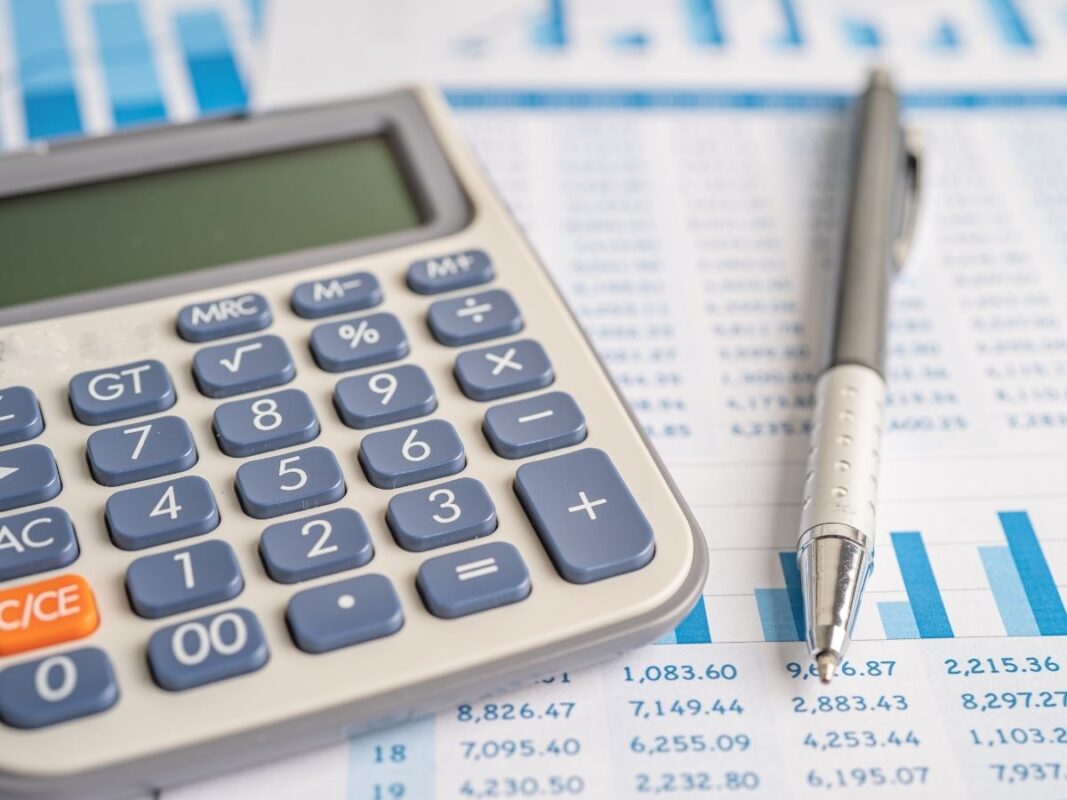 Arsa payı hesaplama, genellikle bağımsız bölümlerin yüzölçümleri ve bu bölümlerin arsa üzerindeki konumları dikkate alınarak yapılır.