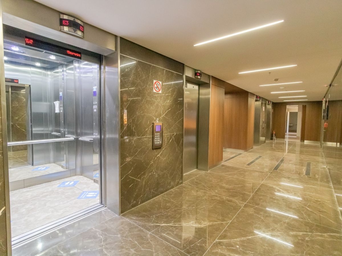 emin Katta Oturanlar Asansör Bakım Gideri Ödemek Zorunda Mı? Sorusunu inceliyoruz, zemin kat sakinlerinin haklarını ve asansör kullanımı ile ilgili istisnaları ele alacağız.